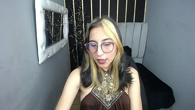 Snapshot of moon_shut chatting on April 1, 12:28 pm moon shut online show from April 1, 12:28 pm