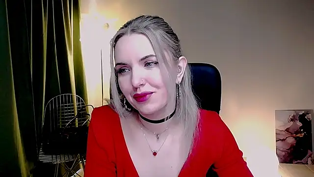 Snapshot of AliceSmite chatting on April 7, 10:37 am AliceSmite online show from April 7, 10:37 am