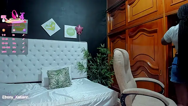 Snapshot of ebony_katterin chatting on April 4, 11:18 am ebony katterin online show from April 4, 11:18 am