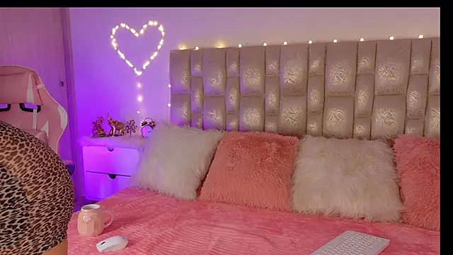 Snapshot of BlossomNicol chatting on March 14, 5:13 am BlossomNicol online show from March 14, 5:13 am