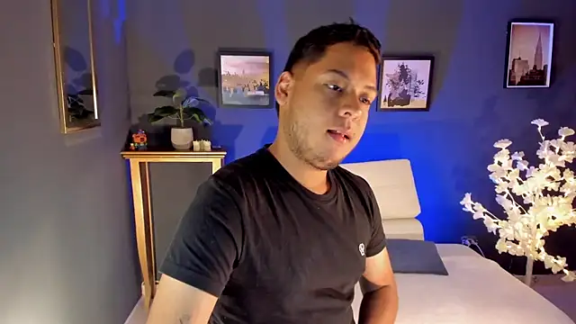 Snapshot of Akon_2XXX chatting on April 4, 1:19 pm Akon 2XXX online show from April 4, 1:19 pm