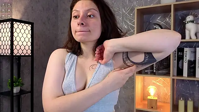 BreannaBuczak online show from May 18, 1:35 am