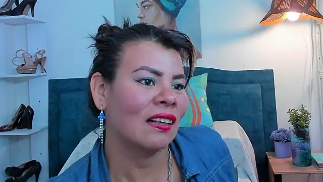 Snapshot of KiaraXMilf chatting on March 5, 7:43 pm KiaraXMilf online show from March 5, 7:43 pm