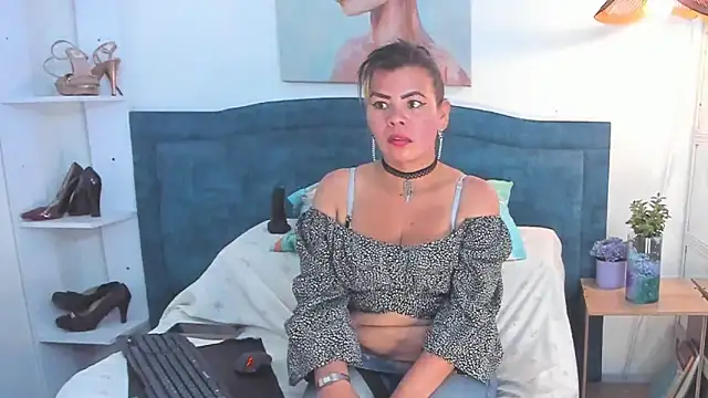 Snapshot of KiaraXMilf chatting on March 6, 8:27 pm KiaraXMilf online show from March 6, 8:27 pm