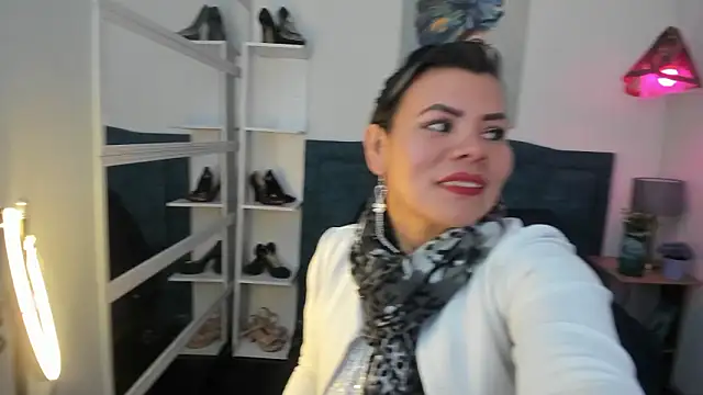 Snapshot of KiaraXMilf chatting on March 21, 11:37 am KiaraXMilf online show from March 21, 11:37 am