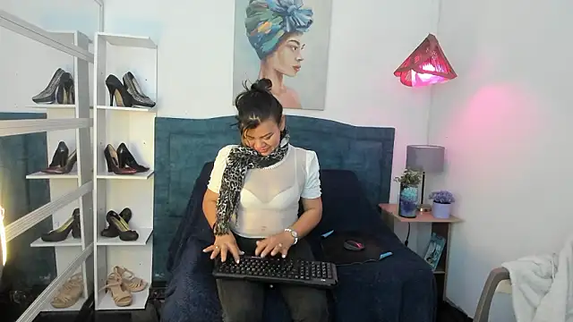 Snapshot of KiaraXMilf chatting on March 22, 12:30 pm KiaraXMilf online show from March 22, 12:30 pm