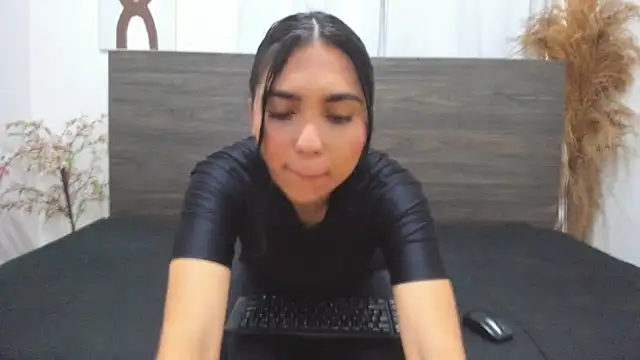 Snapshot of Ivy_Bloom_ chatting on April 2, 12:14 pm Ivy Bloom online show from April 2, 12:14 pm