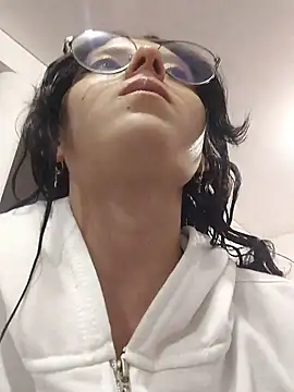 Snapshot of Naomimolie chatting on May 16, 11:31 am Naomimolie online show from May 16, 11:31 am