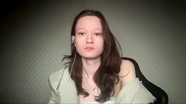 Snapshot of HousedMud chatting on March 4, 8:59 pm HousedMud online show from March 4, 8:59 pm