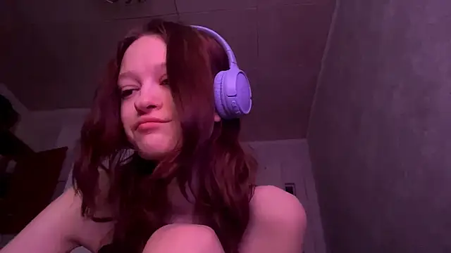 Snapshot of HousedMud chatting on March 9, 9:19 pm HousedMud online show from March 9, 9:19 pm