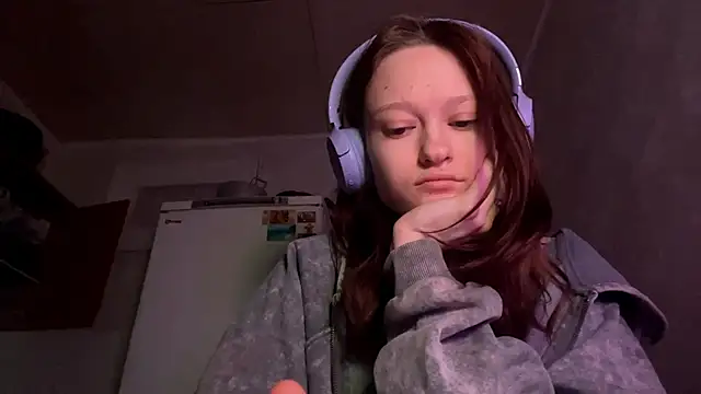 Snapshot of HousedMud chatting on March 13, 9:10 pm HousedMud online show from March 13, 9:10 pm