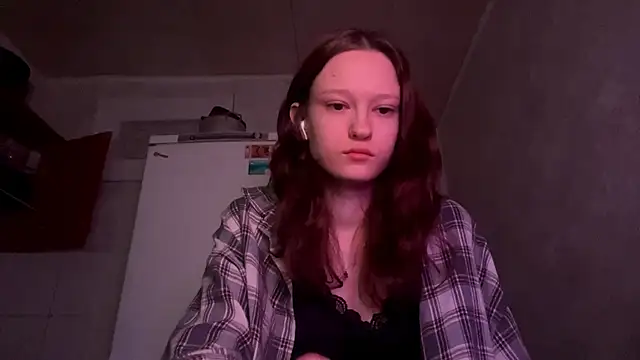 Snapshot of HousedMud chatting on March 19, 9:08 pm HousedMud online show from March 19, 9:08 pm