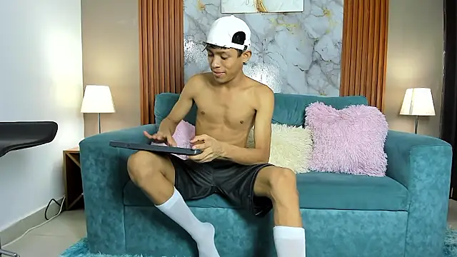 SKINNY BOYXXX online show from March 6, 7:16 am