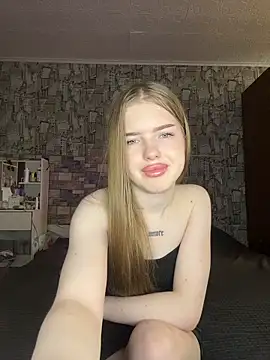 Snapshot of KayShaw chatting on April 3, 5:05 am KayShaw online show from April 3, 5:05 am