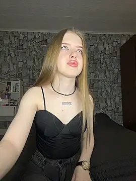 Snapshot of KayShaw chatting on April 4, 4:55 am KayShaw online show from April 4, 4:55 am