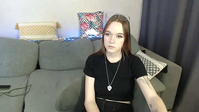 Snapshot of SunyLily chatting on April 13, 6:41 am SunyLily online show from April 13, 6:41 am