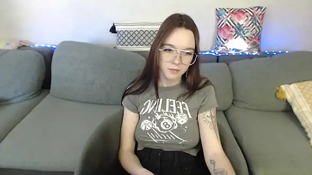Snapshot of SunyLily chatting on April 18, 7:12 am SunyLily online show from April 18, 7:12 am