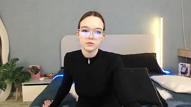 Snapshot of SunyLily chatting on April 19, 6:02 am SunyLily online show from April 19, 6:02 am