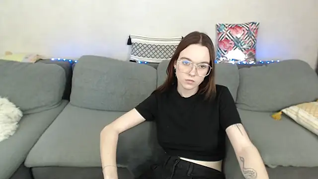Snapshot of SunyLily chatting on April 24, 7:00 am SunyLily online show from April 24, 7:00 am