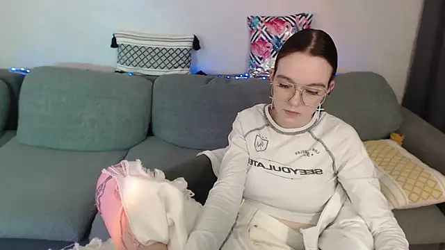 Snapshot of SunyLily chatting on April 29, 6:17 am SunyLily online show from April 29, 6:17 am