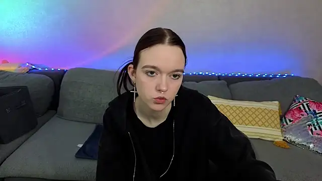 Snapshot of SunyLily chatting on May 8, 6:19 am SunyLily online show from May 8, 6:19 am