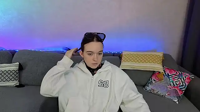 Snapshot of SunyLily chatting on May 16, 6:10 am SunyLily online show from May 16, 6:10 am