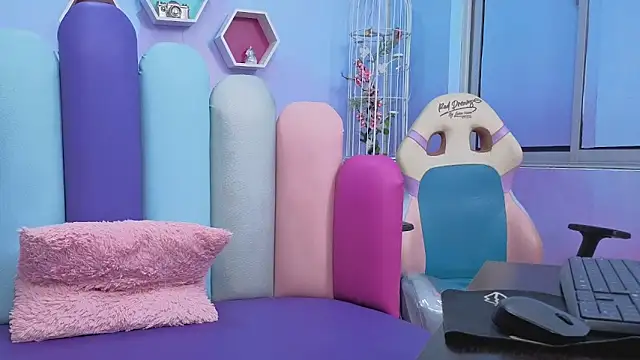 LESLY PALMEER online show from March 28, 11:59 pm