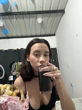 Snapshot of Nicole_Cute04 chatting on April 1, 4:02 am Nicole Cute04 online show from April 1, 4:02 am