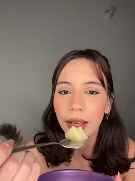 Snapshot of Nicole_Cute04 chatting on April 3, 4:10 am Nicole Cute04 online show from April 3, 4:10 am