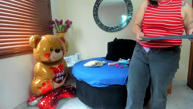 Snapshot of Maye_Milf_ chatting on March 24, 12:43 pm Maye Milf online show from March 24, 12:43 pm