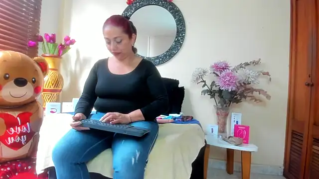 Snapshot of Maye_Milf_ chatting on March 25, 12:44 pm Maye Milf online show from March 25, 12:44 pm