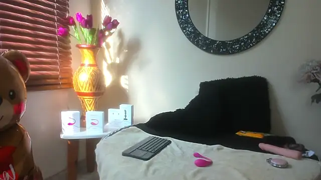 Snapshot of Maye_Milf_ chatting on April 6, 1:01 pm Maye Milf online show from April 6, 1:01 pm