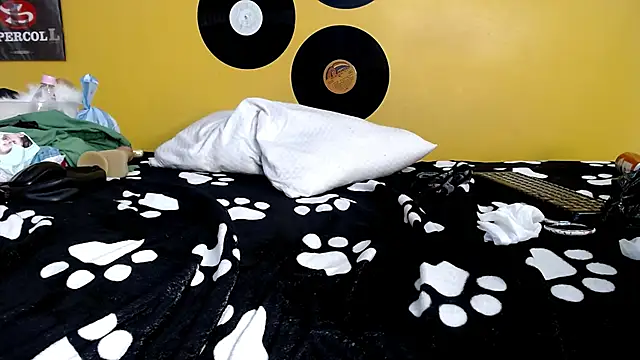 Snapshot of lilithevil32 chatting on March 16, 5:44 am lilithevil32 online show from March 16, 5:44 am