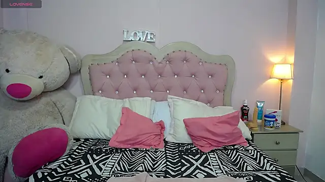 Snapshot of skinny_hailey chatting on March 26, 3:39 pm skinny hailey online show from March 26, 3:39 pm