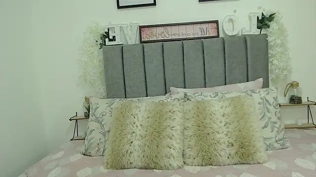 Snapshot of OliviaValentti chatting on March 28, 2:22 am OliviaValentti online show from March 28, 2:22 am