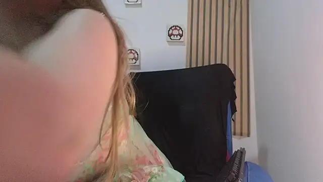 Snapshot of Caroline_hernandes chatting on March 23, 2:26 am Caroline hernandes online show from March 23, 2:26 am