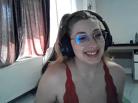 Snapshot of RyonaRyaa chatting on April 6, 9:10 am RyonaRyaa online show from April 6, 9:10 am