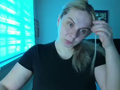 Snapshot of callme_iva chatting on March 14, 8:25 pm callme iva online show from March 14, 8:25 pm