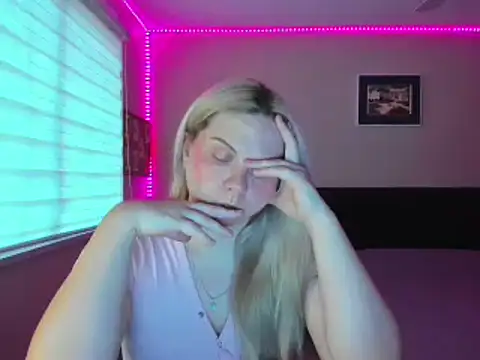 Snapshot of callme_iva chatting on March 16, 4:11 pm callme iva online show from March 16, 4:11 pm