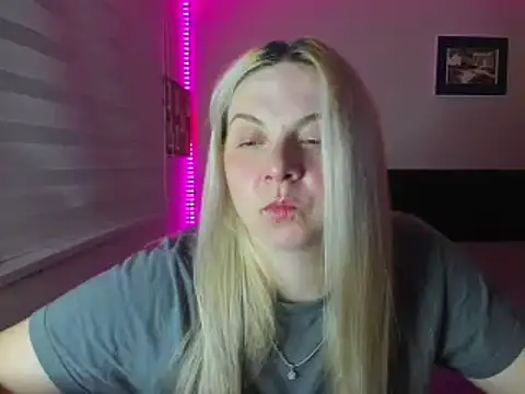 Snapshot of callme_iva chatting on March 27, 8:26 am callme iva online show from March 27, 8:26 am