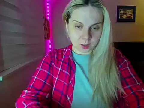 Snapshot of callme_iva chatting on April 1, 11:33 am callme iva online show from April 1, 11:33 am