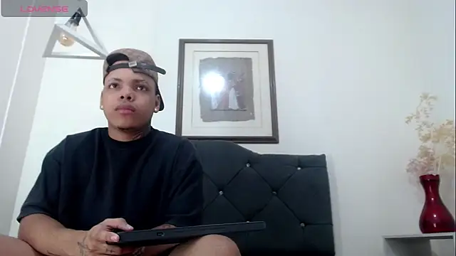 Snapshot of Royal_xx- chatting on March 9, 8:13 pm Royal xx- online show from March 9, 8:13 pm