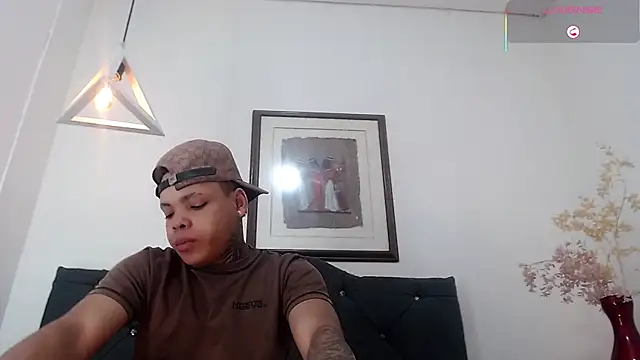 Snapshot of Royal_xx- chatting on March 19, 8:13 pm Royal xx- online show from March 19, 8:13 pm