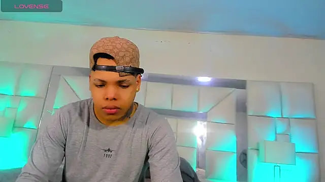 Snapshot of Royal_xx- chatting on April 1, 8:17 pm Royal xx- online show from April 1, 8:17 pm