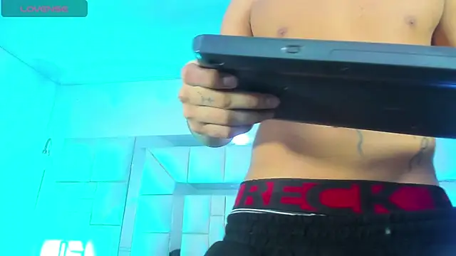 Snapshot of Royal_xx- chatting on April 6, 8:21 pm Royal xx- online show from April 6, 8:21 pm