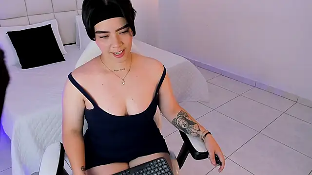 Snapshot of Isabella_clarkk chatting on March 12, 11:44 pm Isabella clarkk online show from March 12, 11:44 pm