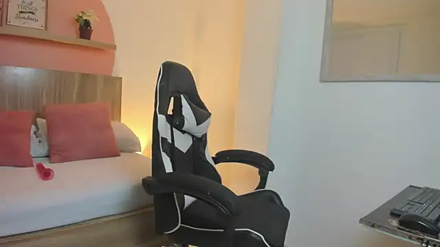 Snapshot of bella_dork chatting on March 18, 7:39 pm bella dork online show from March 18, 7:39 pm