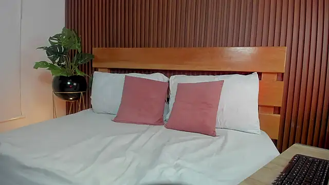 Snapshot of bella_dork chatting on March 25, 3:23 am bella dork online show from March 25, 3:23 am