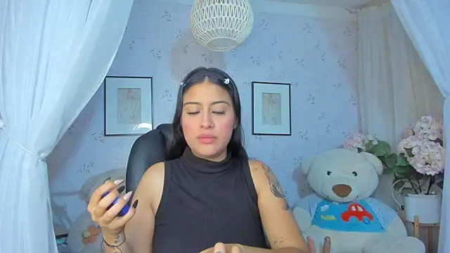 Snapshot of Abrilll2 chatting on April 1, 7:44 pm Abrilll2 online show from April 1, 7:44 pm