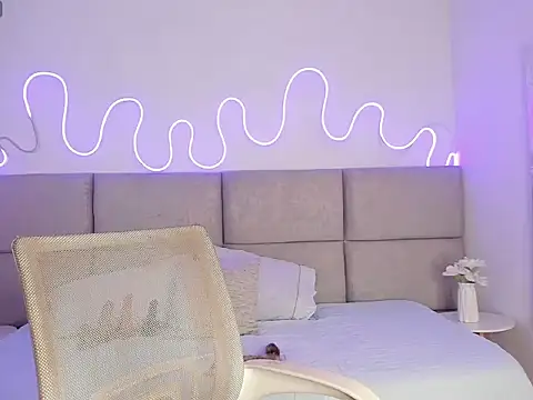 Snapshot of Abrilll2 chatting on April 7, 2:45 am Abrilll2 online show from April 7, 2:45 am